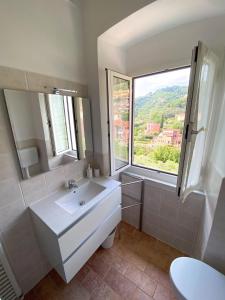 莱里奇Casa Angè - Lerici, Golfo dei Poeti的白色的浴室设有水槽和窗户。