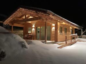 韦格沙伊德Chalet Bergheimat的雪中带灯的小木屋