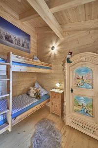 韦格沙伊德Chalet Bergheimat的小屋内设有一间带两张双层床的卧室