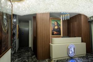 库萨达斯MONALİSA HOTELS的带有女人肖像的酒店大厅