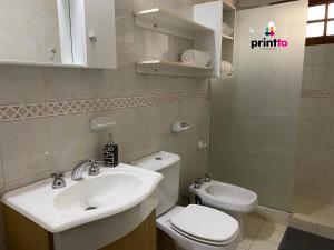 图努扬Una casa amplia y centrica的浴室配有白色水槽和卫生间。
