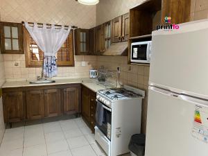 图努扬Una casa amplia y centrica的厨房配有冰箱和炉灶。 顶部烤箱