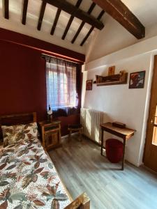 Case Selva GrandeCasal Camillo的一间卧室配有一张床、一张书桌和一个窗户。