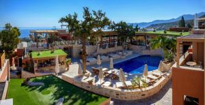 赫索尼索斯Esperides Resort Crete, The Authentic Experience的享有带游泳池的度假村的空中景致