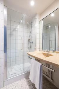 沙特尔greet Chartres Est的带淋浴和盥洗盆的浴室