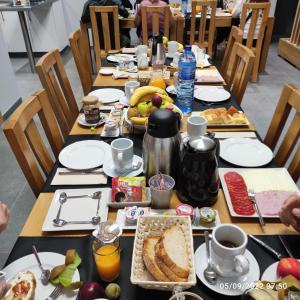 萨里亚Praza Camelias的一张长桌,上面有早餐食品