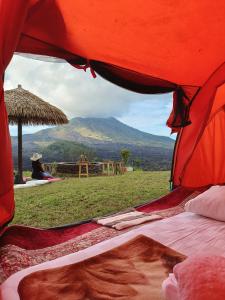 金塔马尼Kintamani Adventures 'Life Hurt, Nature Heal'的坐在帐篷中的女人,享有山景