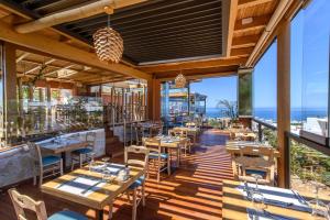 赫索尼索斯Esperides Resort Crete, The Authentic Experience的一间带桌椅的海景餐厅
