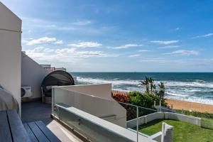 巴利托Luxurious 3 bedroom beach front apartment的海景阳台。