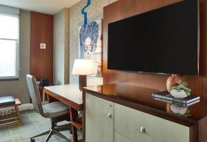 亚特兰大亚特兰大中城万丽酒店的酒店的客房配备了书桌和平面电视。