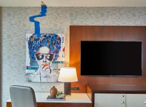 亚特兰大亚特兰大中城万丽酒店的客厅配有电视和带台灯的桌子