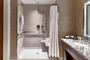 亚特兰大亚特兰大中城万丽酒店的带淋浴、浴缸和盥洗盆的浴室