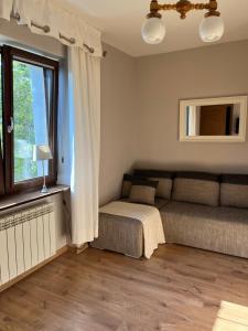 波别罗沃Apartamenty Villa 28的一间卧室设有一张床和一个窗口