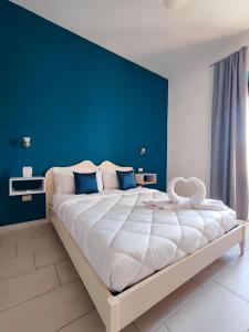 GibaLa Residenza B&B的一间卧室设有一张蓝色墙壁的大床