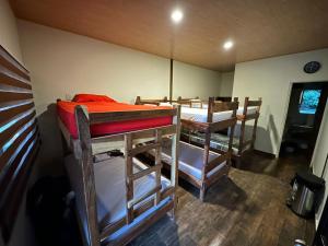 圣安娜Captain Morgan Hostel Lake Coatepeque的一间房间,内设几张双层床