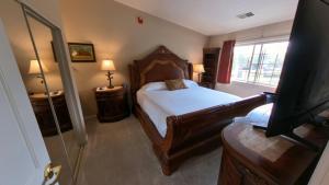 Grand Wood Suites客房内的一张或多张床位
