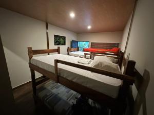 圣安娜Captain Morgan Hostel Lake Coatepeque的小型客房配有两张双层床,