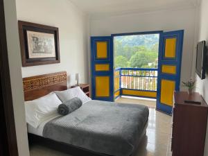 萨兰托Hospedaje Camino Real a 150 MTS del centro的一间卧室设有一张床,另一扇门设有阳台