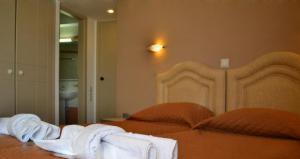 阿德里安诺斯坎波斯帕拉迪奥酒店的一间卧室配有带毛巾的床