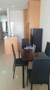 普拉亚My Flat 2的餐桌、椅子和厨房