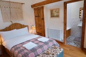 彻奇斯特雷顿Nest Holiday Hideaway Wren Cottage Stunning Area!的一间卧室配有一张床,上面有两条毛巾