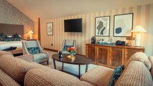 卡文卡文水晶酒店的酒店客房设有床和客厅。