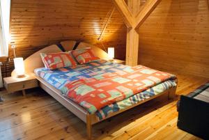 韦巴克罗克德莱姆旅馆的小木屋内一间卧室,配有一张床