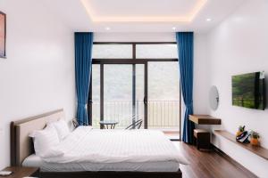 Ninh MônFamily House Nội Bài Airport Hotel & Villa的一间卧室设有一张床和一个大窗户