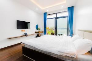 Ninh MônFamily House Nội Bài Airport Hotel & Villa的一间卧室设有一张大床和一个大窗户