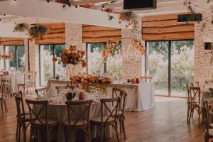 康斯坦钦-耶焦尔纳博罗威那酒店的阁楼的婚宴,配有桌椅