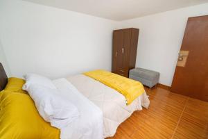利马Acogedor apartamento cerca al mar.的一间卧室配有一张黄色毯子床