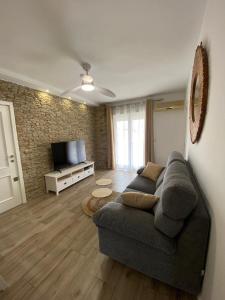 奥利瓦Apartamento Playa Oliva Deluxe的带沙发和电视的客厅