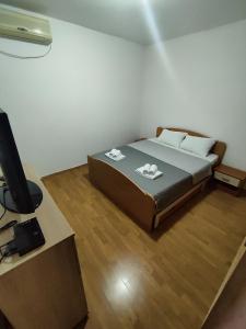 贝西奇Apartmani Bellami的一间卧室配有一张床和一张带电脑的书桌