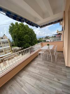 奥利瓦Apartamento Playa Oliva Deluxe的设有一个配有桌椅并享有美景的阳台。