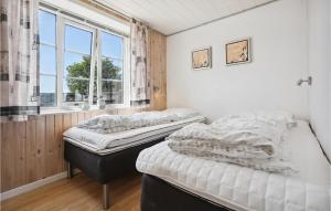 博利尔马克Gorgeous Home In Rm With Wifi的带窗户的客房内的两张床