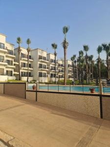 BijiloLuxury & Comfort, with Pool and Ocean Views的一座棕榈树和游泳池的建筑