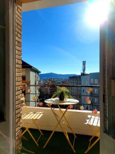 桑坦德NEW! Beautiful City Apartment Santander的美景阳台配有桌椅