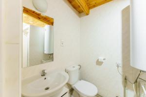 博格泽利卡Terimex的白色的浴室设有卫生间和水槽。