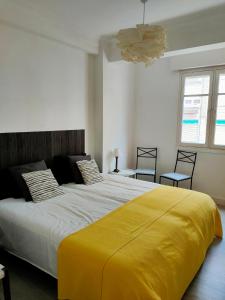 桑坦德NEW! Beautiful City Apartment Santander的一间卧室配有一张带黄色毯子的大床