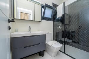厄吕代尼兹糖果海滩俱乐部酒店的浴室配有卫生间、盥洗盆和淋浴。