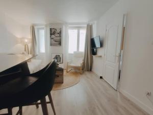 沙朗通勒蓬Cosy Appartement 4P proche 12eme/Vincennes的白色的客厅配有桌子和椅子