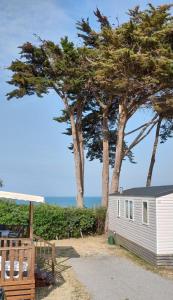 基伯龙Vue Mer的一座小房子,在海洋前有树木