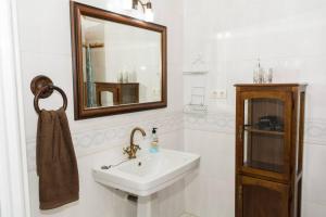 科里亚CASA RURAL EL ZARZOSO的白色的浴室设有水槽和镜子