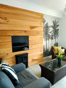 桑坦德NEW! Beautiful City Apartment Santander的客厅设有木墙和平面电视