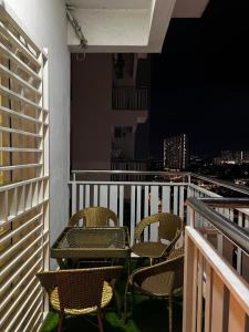 吉隆坡Zetapark, The Loft的夜间阳台上的桌椅