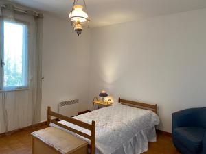 菲加里Casa Minnana的卧室配有床、椅子和窗户。