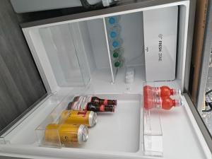 特伦Charming 1-Bed Apartment in Troon的配有饮料的开放式冰箱