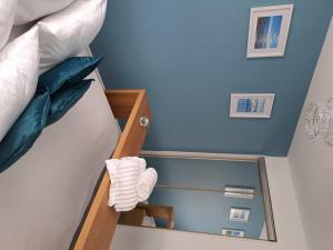特伦Charming 1-Bed Apartment in Troon的一间卧室配有一张带镜子的双层床