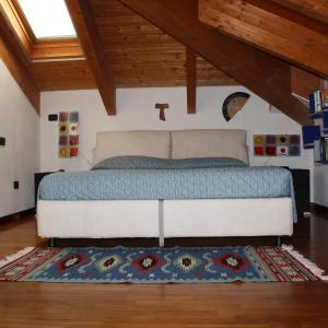 因佩里亚La Bici Bianca的卧室配有一张墙壁上的横截床