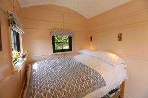 Long BredyLapin Cottage的一间带床的卧室,位于带窗户的房间内